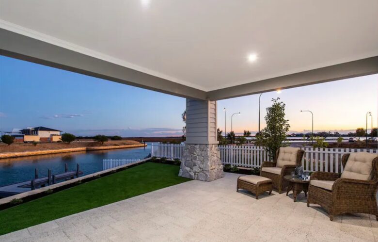 Luxury Canal Retreat with Private Mooring - Dudley Park, Australia
