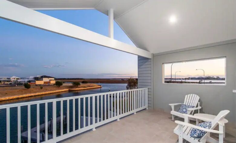 Luxury Canal Retreat with Private Mooring - Dudley Park, Australia
