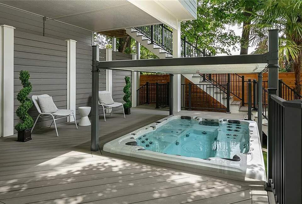 10 person hot tub with automatic cover operated by switch