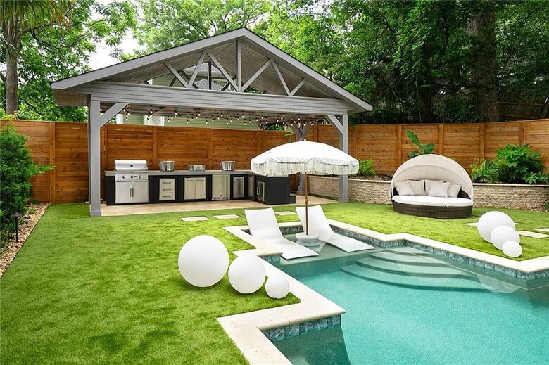 Outdoor kitchen with BBQ grill, ice maker & Fridge