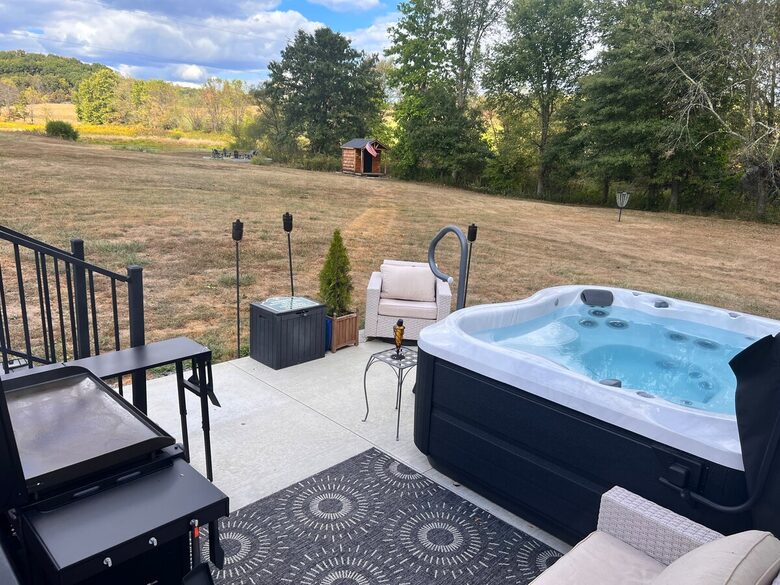 Hocking Hills Private Resort with Kayaking - New Plymouth, Ohio