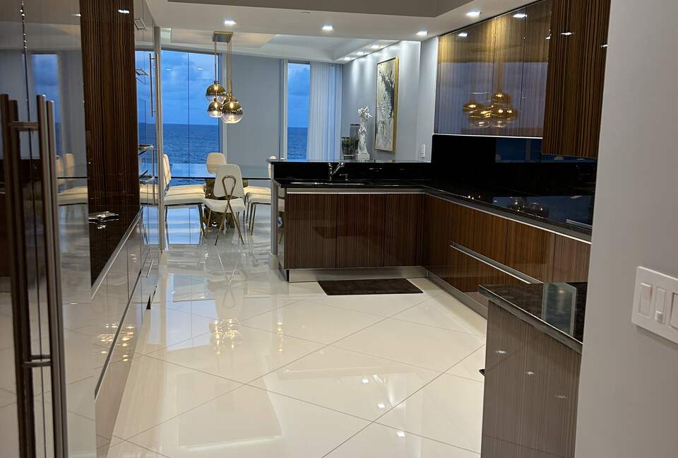 South Ocean Drive Modern Getaway - Hollywood, Florida