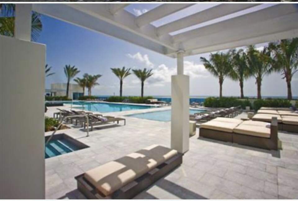 South Ocean Drive Modern Getaway - Hollywood, Florida