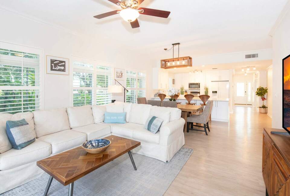 Beachfront Paradise at Crescent Point - seven mile beach, Cayman Islands