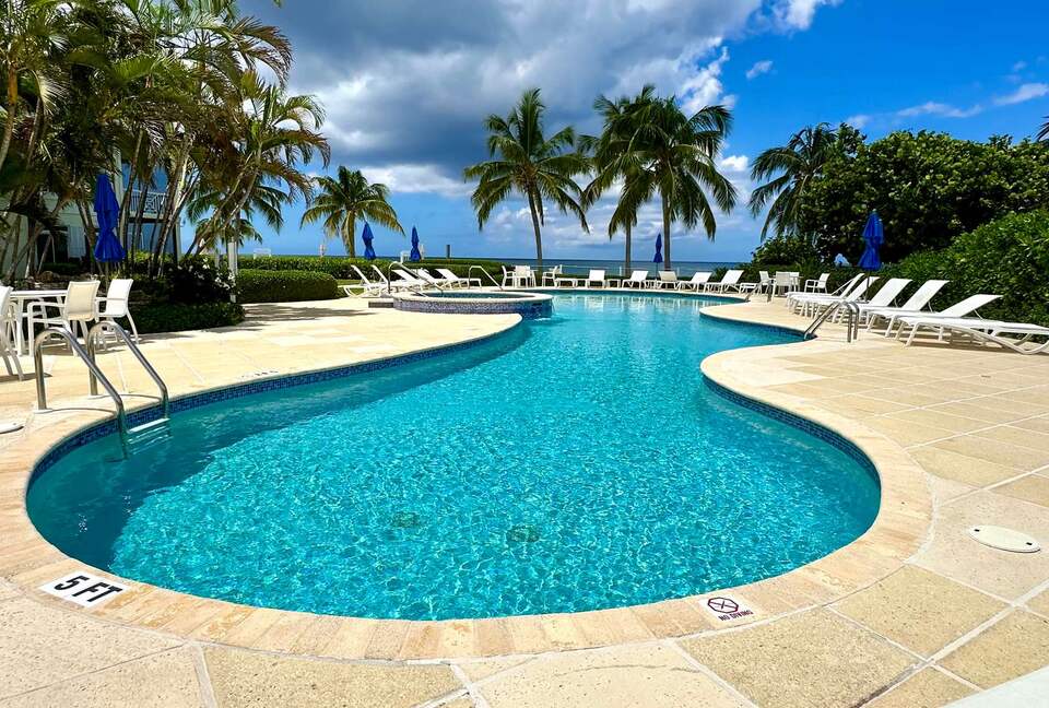 Beachfront Paradise at Crescent Point - seven mile beach, Cayman Islands