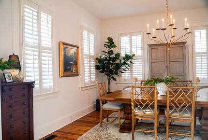 Dining Room w/ Seating for 8