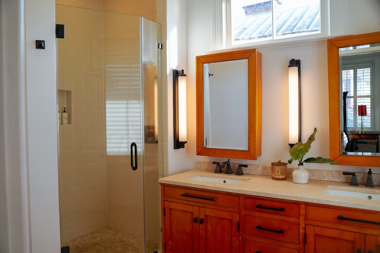 Master BAthroom w/ Walk-in Shower