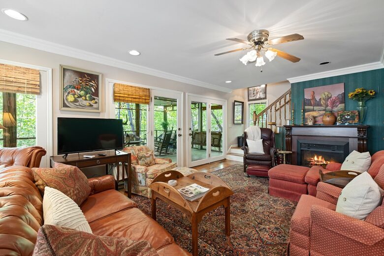 Treetop Montreat Cabin with Creek | 20 minutes to Asheville - Black Mountain, North Carolina