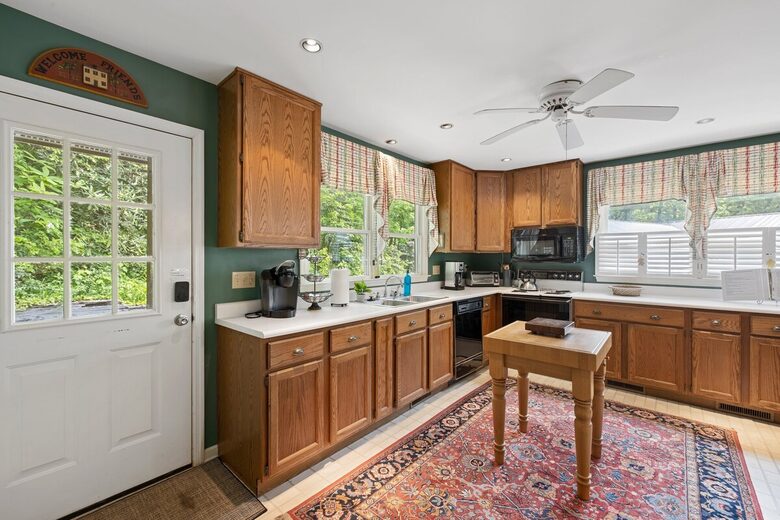 Treetop Montreat Cabin with Creek | 20 minutes to Asheville - Black Mountain, North Carolina