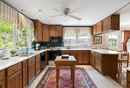 Treetop Montreat Cabin with Creek | 20 minutes to Asheville - Black Mountain, North Carolina