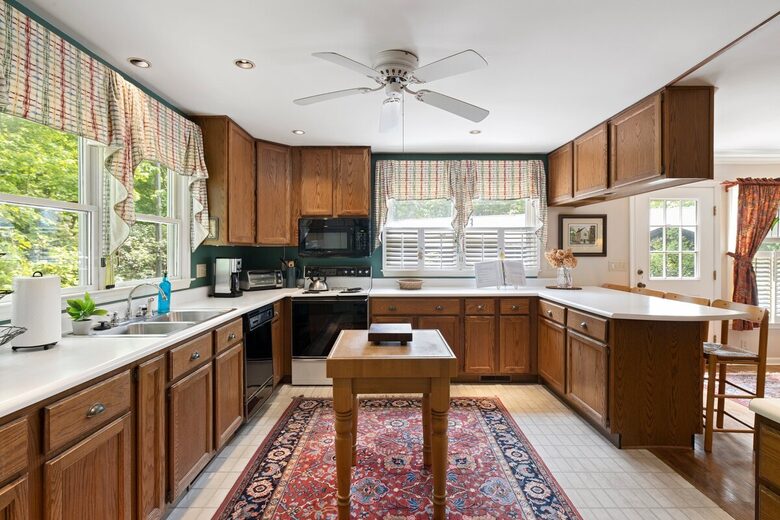 Treetop Montreat Cabin with Creek | 20 minutes to Asheville - Black Mountain, North Carolina