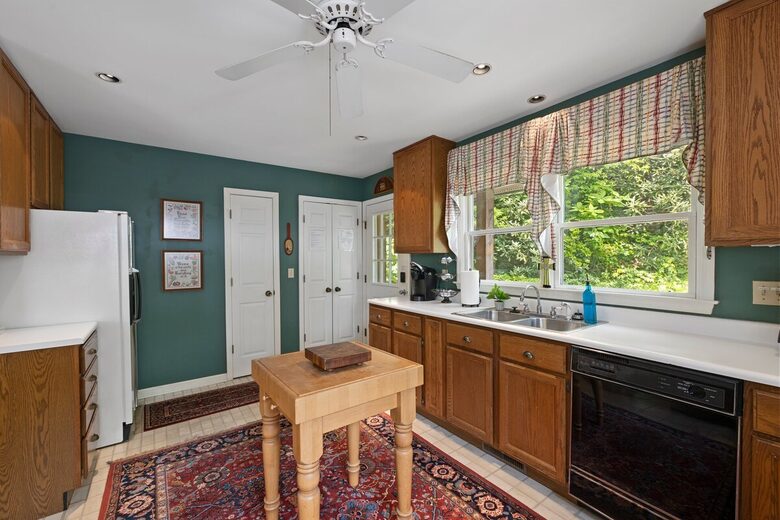 Treetop Montreat Cabin with Creek | 20 minutes to Asheville - Black Mountain, North Carolina