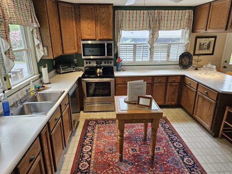 Treetop Montreat Cabin with Creek | 20 minutes to Asheville - Black Mountain, North Carolina
