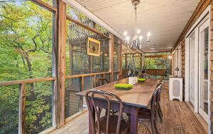 Treetop Montreat Cabin with Creek | 20 minutes to Asheville - Black Mountain, North Carolina