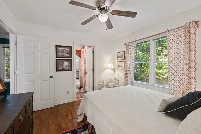 Treetop Montreat Cabin with Creek | 20 minutes to Asheville - Black Mountain, North Carolina