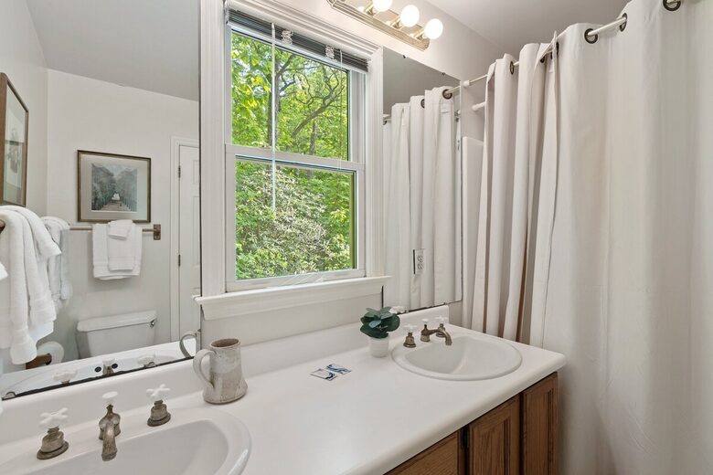 Treetop Montreat Cabin with Creek | 20 minutes to Asheville - Black Mountain, North Carolina