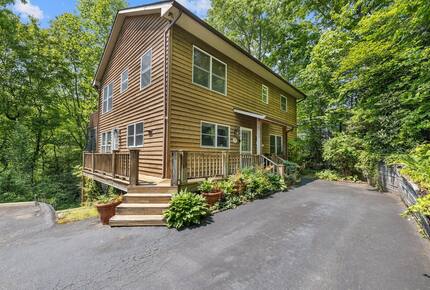 Treetop Montreat Cabin with Creek | 20 minutes to Asheville - Black Mountain, North Carolina