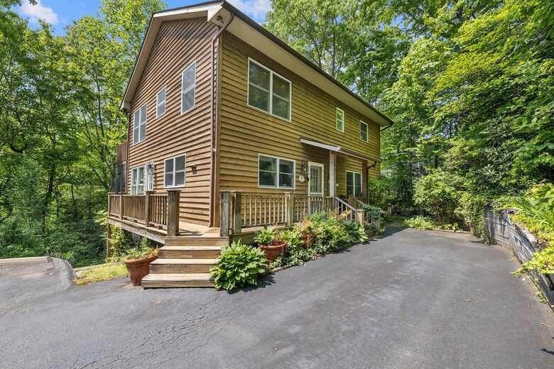 Treetop Montreat Cabin with Creek | 20 minutes to Asheville - Black Mountain, North Carolina