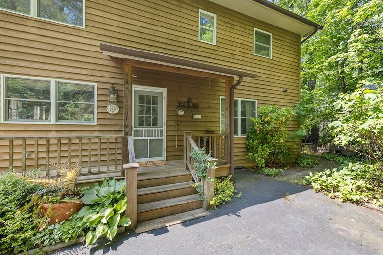 Treetop Montreat Cabin with Creek | 20 minutes to Asheville - Black Mountain, North Carolina