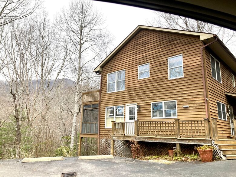 Treetop Montreat Cabin with Creek | 20 minutes to Asheville - Black Mountain, North Carolina