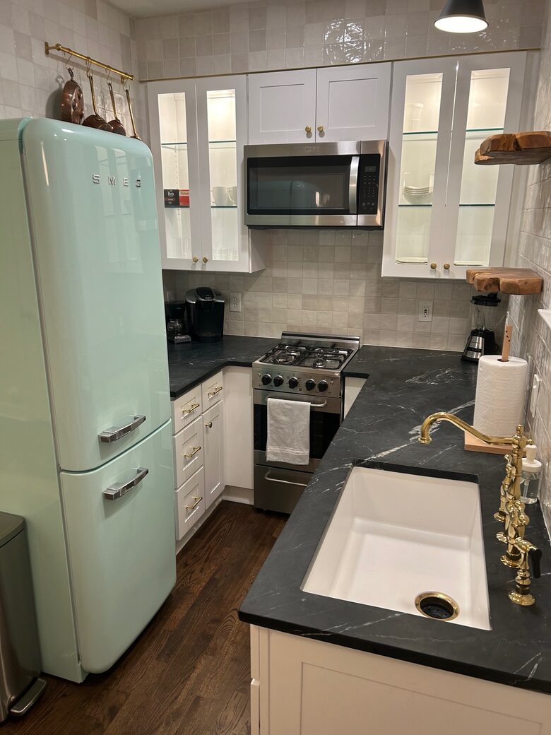 Fully equipped kitchen with all appliances provided