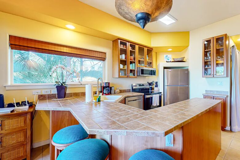 Kahalu'u Beach Condo with Infinity Pool & Spa - Kailua Kona, Hawaii