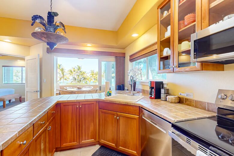Kahalu'u Beach Condo with Infinity Pool & Spa - Kailua Kona, Hawaii