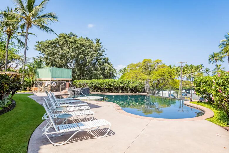 Kahalu'u Beach Condo with Infinity Pool & Spa - Kailua Kona, Hawaii