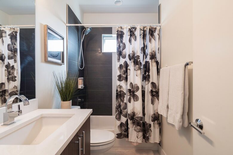 3rd floor - 2nd full bath adjacent to King bedroom