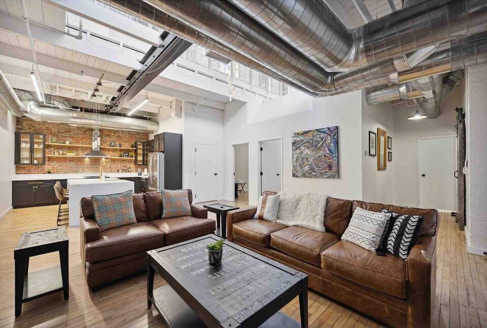 Prime Downtown Retreat | Steps from Dining & Nightlife - Cleveland, Ohio