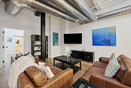 Prime Downtown Retreat | Steps from Dining & Nightlife - Cleveland, Ohio