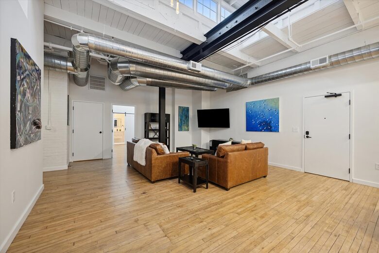 Prime Downtown Retreat | Steps from Dining & Nightlife - Cleveland, Ohio