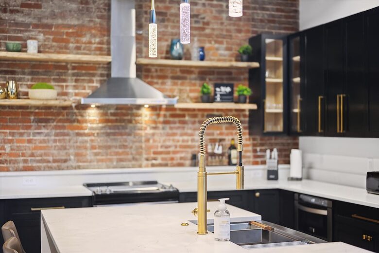 Prime Downtown Retreat | Steps from Dining & Nightlife - Cleveland, Ohio
