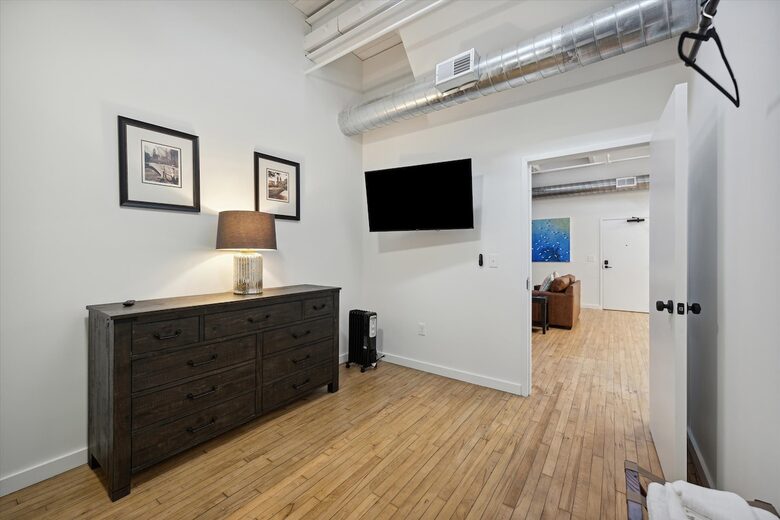 Prime Downtown Retreat | Steps from Dining & Nightlife - Cleveland, Ohio