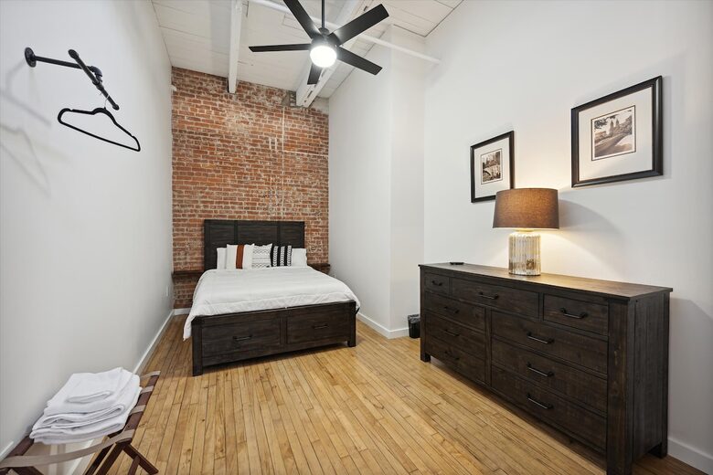 Prime Downtown Retreat | Steps from Dining & Nightlife - Cleveland, Ohio