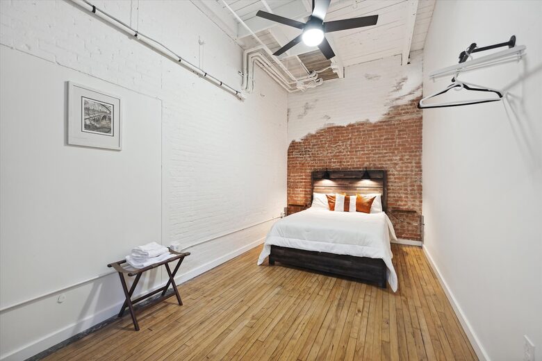Prime Downtown Retreat | Steps from Dining & Nightlife - Cleveland, Ohio