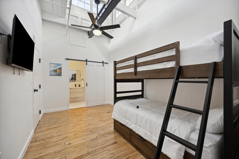 Prime Downtown Retreat | Steps from Dining & Nightlife - Cleveland, Ohio