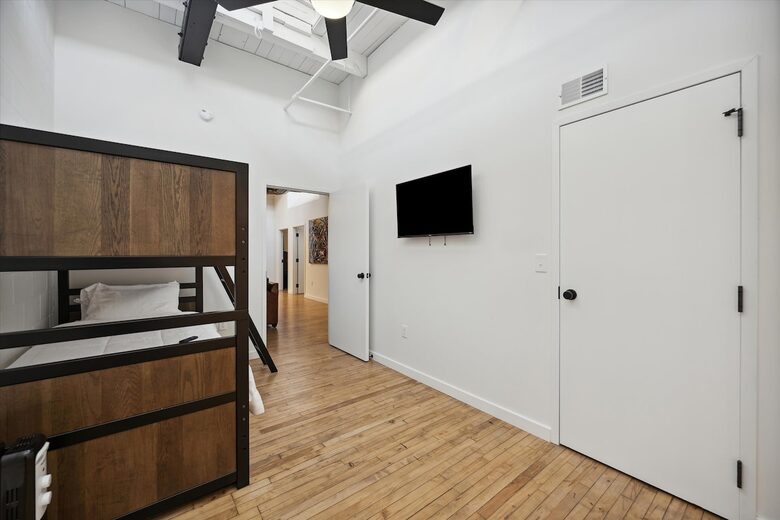 Prime Downtown Retreat | Steps from Dining & Nightlife - Cleveland, Ohio