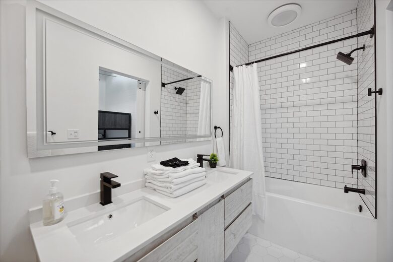Prime Downtown Retreat | Steps from Dining & Nightlife - Cleveland, Ohio