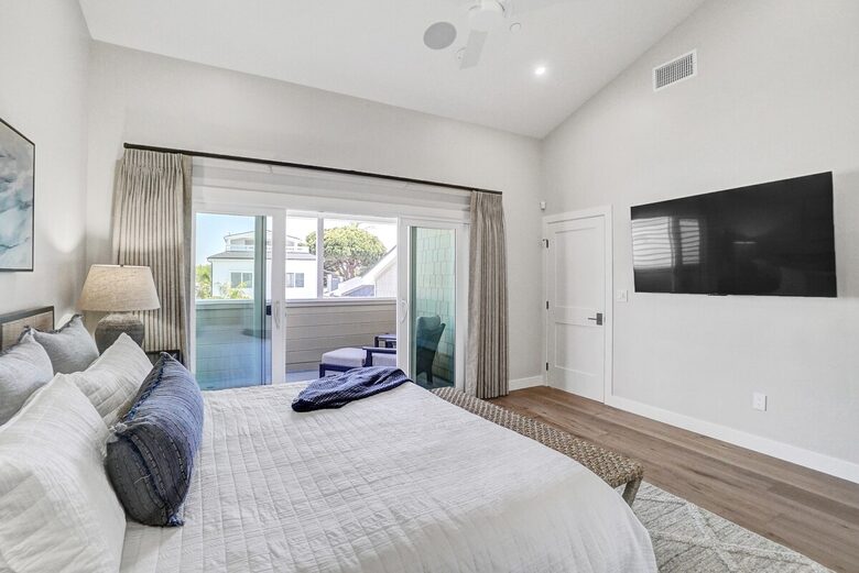Contemporary Beachside Haven in the Heart of Newport Beach - Newport Beach, California