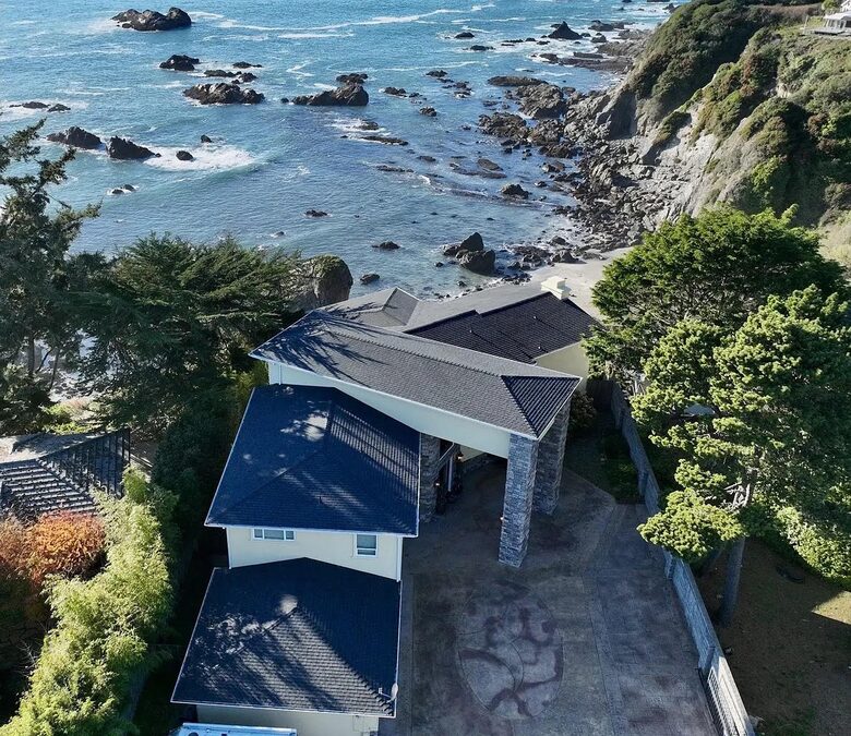 Rocky Waves Ocean Front Luxury Retreat - Brookings, Oregon