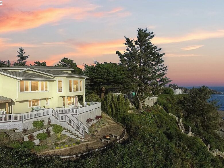 Rocky Waves Ocean Front Luxury Retreat - Brookings, Oregon
