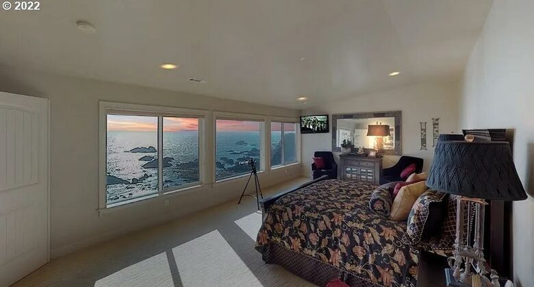 Rocky Waves Ocean Front Luxury Retreat - Brookings, Oregon