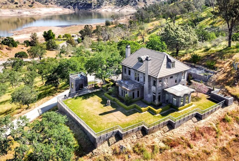 A Secluded Estate Overlooking Millerton Lake - Friant, California
