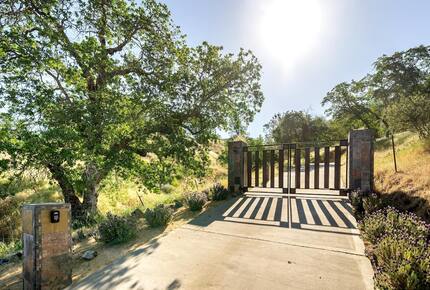 A Secluded Estate Overlooking Millerton Lake - Friant, California
