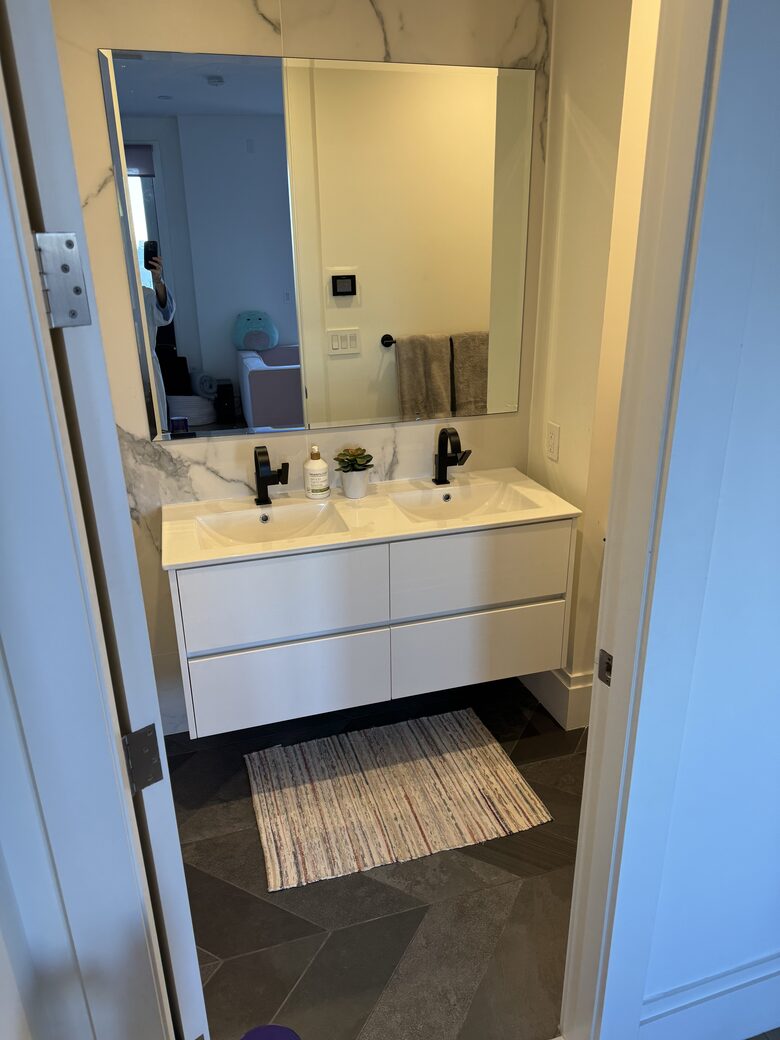 Guest room en suite bath on 1st fl.