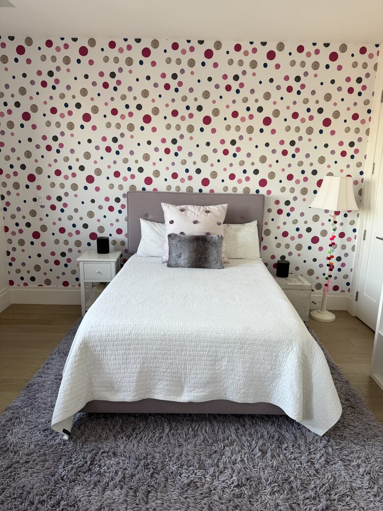 Guest room en suite with seating area on 1st fl. Small terrace.