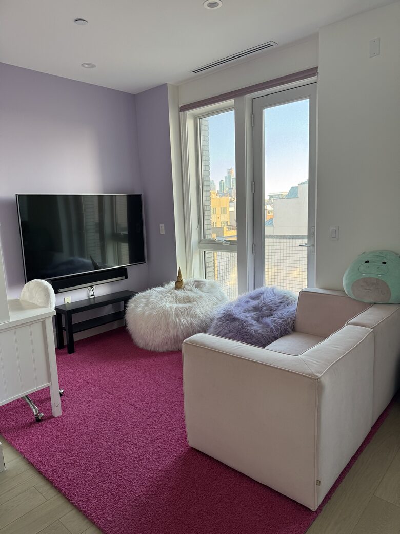 Guest room en suite with seating area on 1st fl. Small terrace.