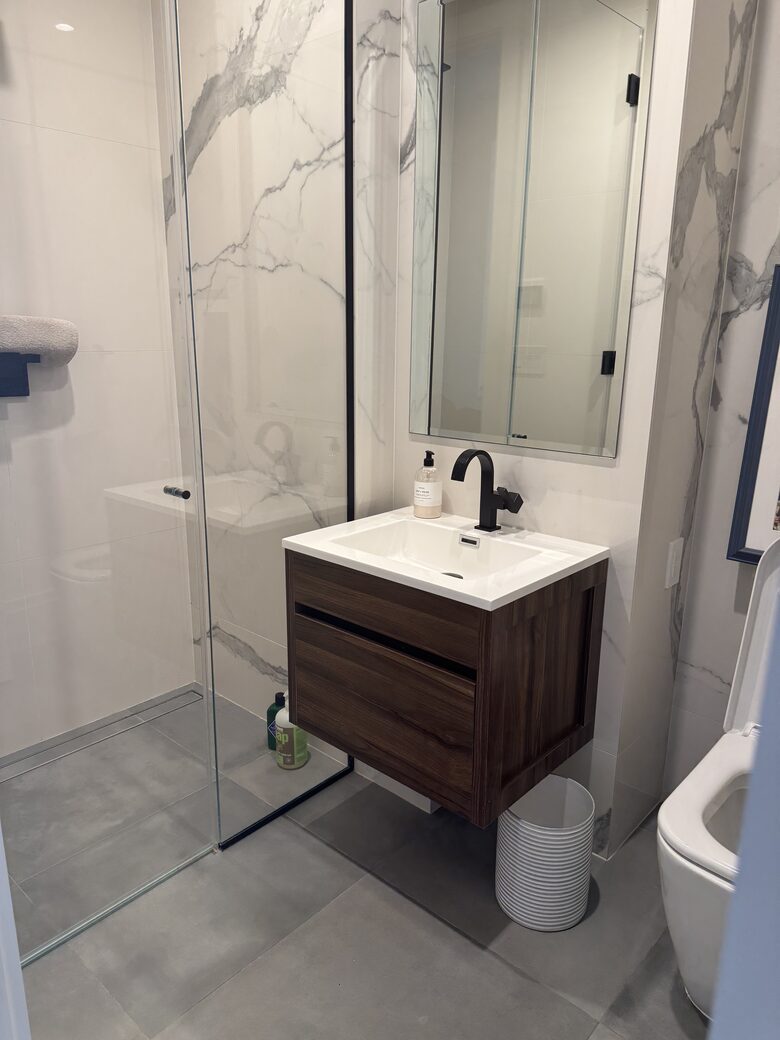 Guest room full bath
