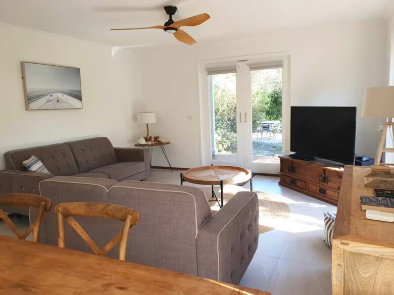 90 Mile Beach Luxury Escape - The Honeysuckles, Australia
